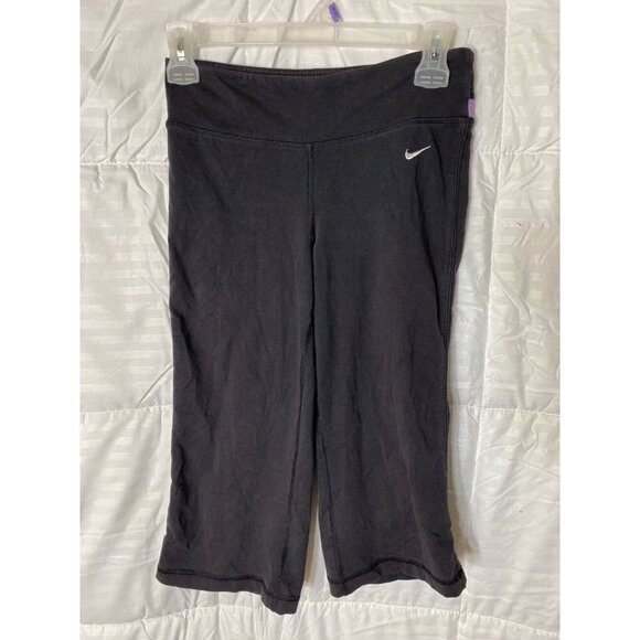 NIKE DRI-FIT WOMENS SIZE XS YOGA PANTS ACTIVEWEAR CAPRI CROPPED BLACK PURPLE - Picture 1 of 2